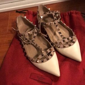 SALE‼️Valentino Rockstud Caged White Flat in sz 7